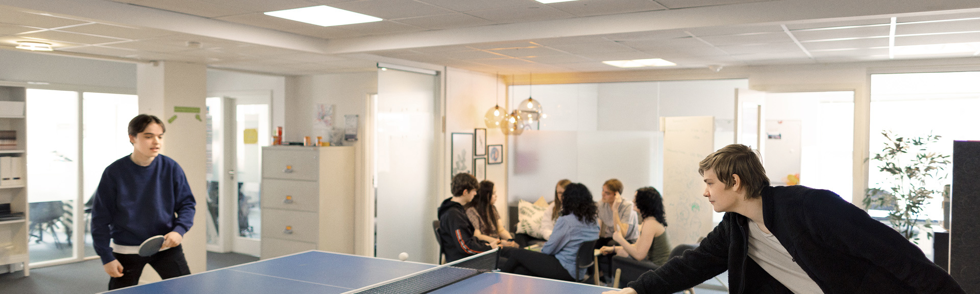 To venner der spiller bordtennis