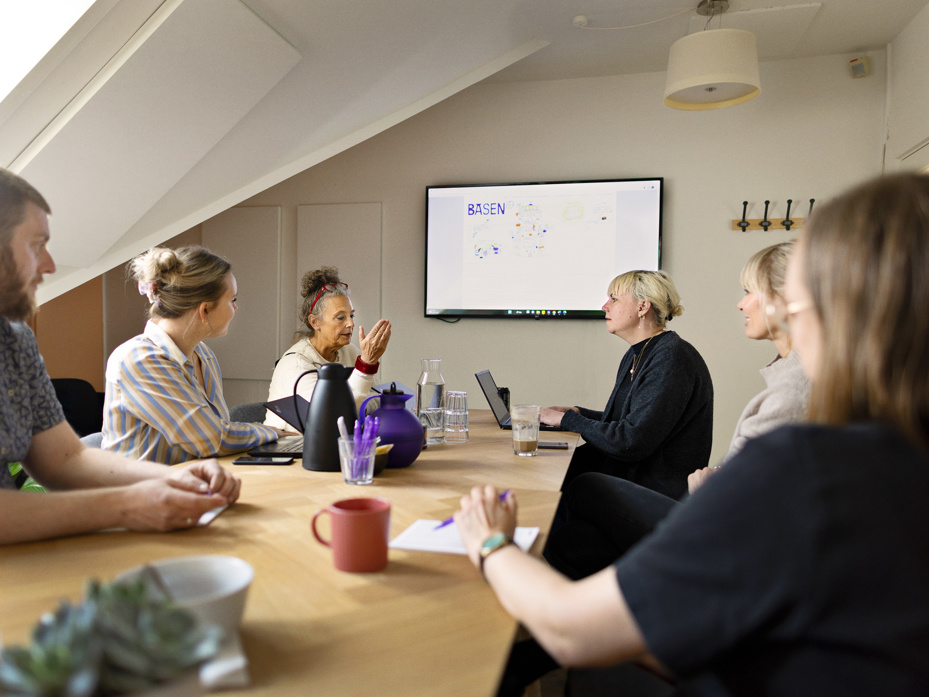 Undervisere holder møde og taler sammen 