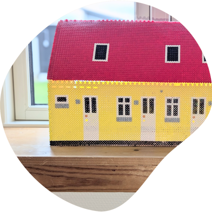 Gult Hus Med Rødt Tag Lavet Af Perler