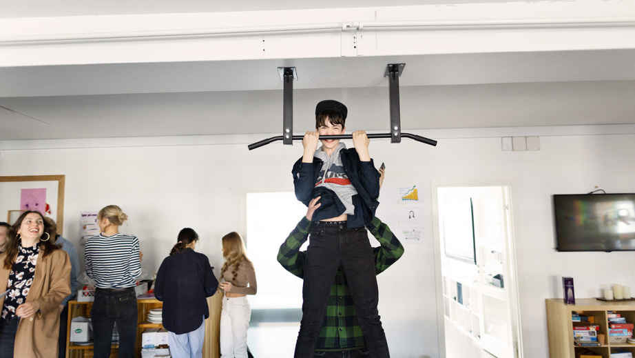 Dreng, der bliver løftet op i en stang