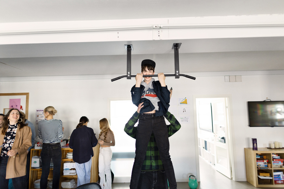 En dreng der bliver løftet op på en stang