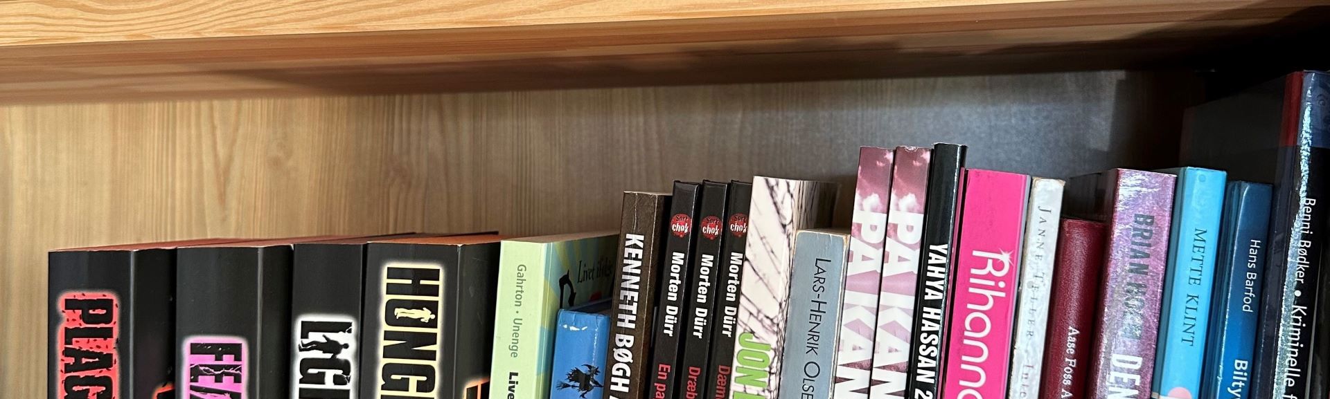 Udsnit af bogreol med forskellige bøger