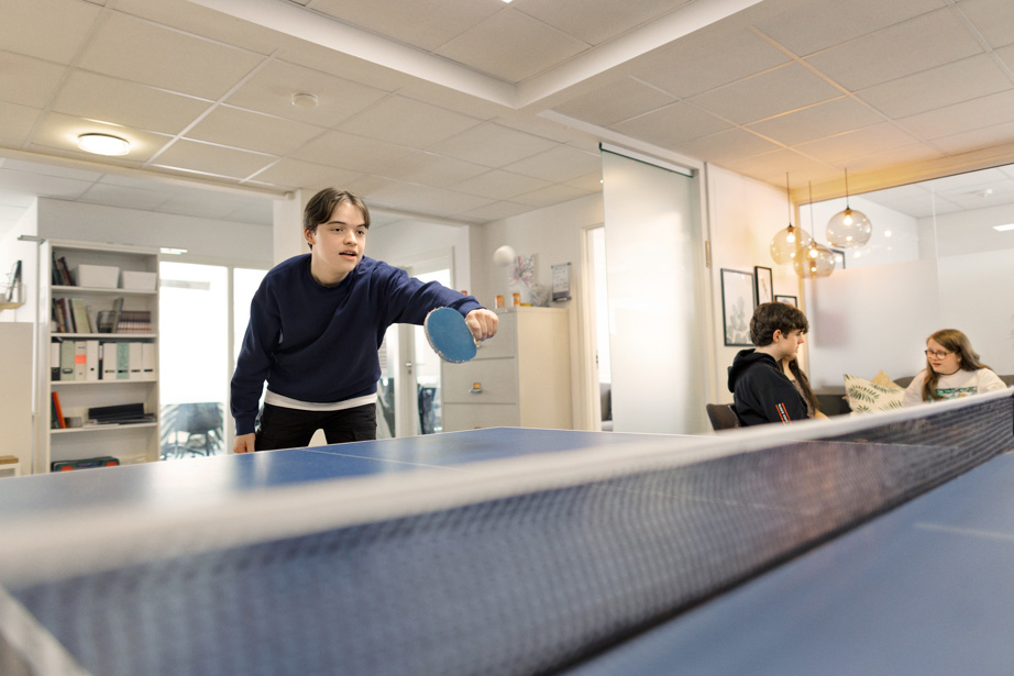 En elev der spiller bordtennis