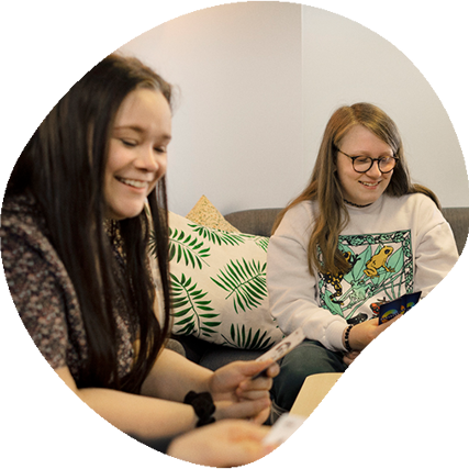 To piger der spiller kort.