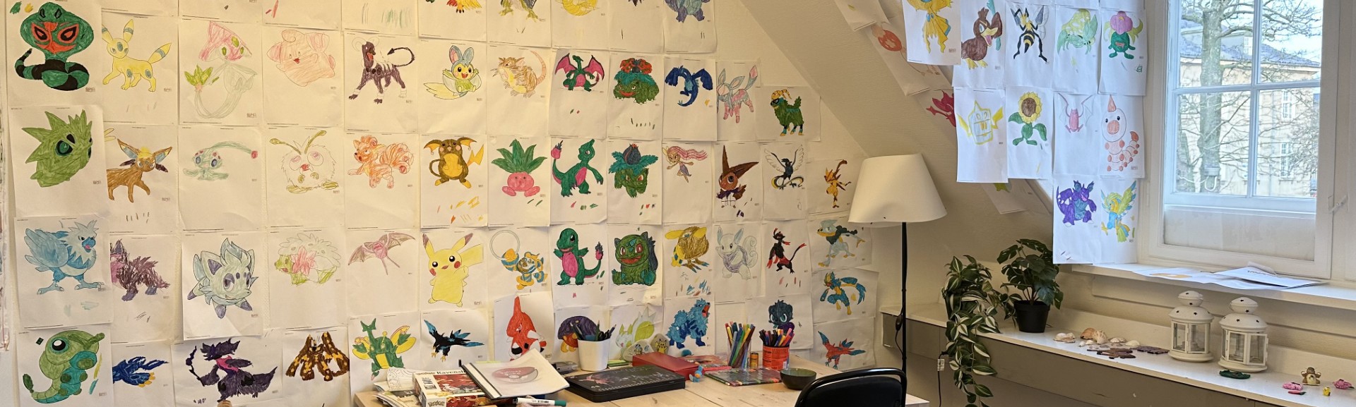 Rum med pokemon tegninger på en hel væg