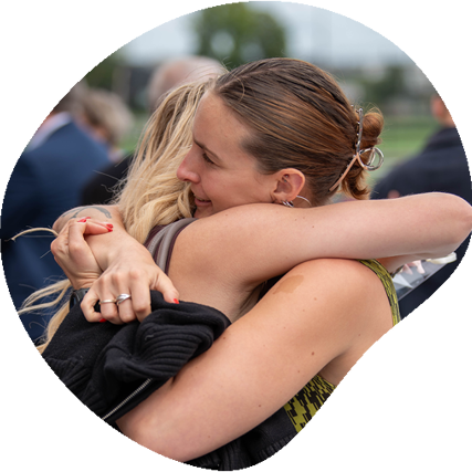 En elev og en behandler/underviser der krammer