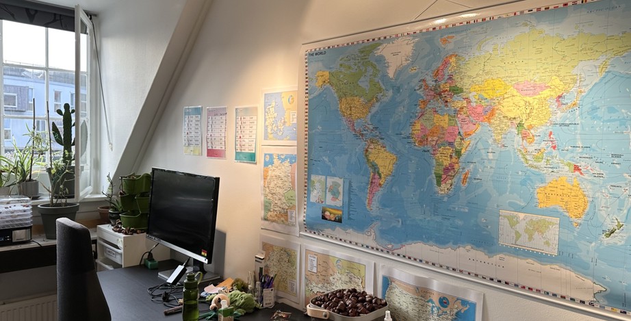 Udsnit af værelse med stort verdenskort på væggen