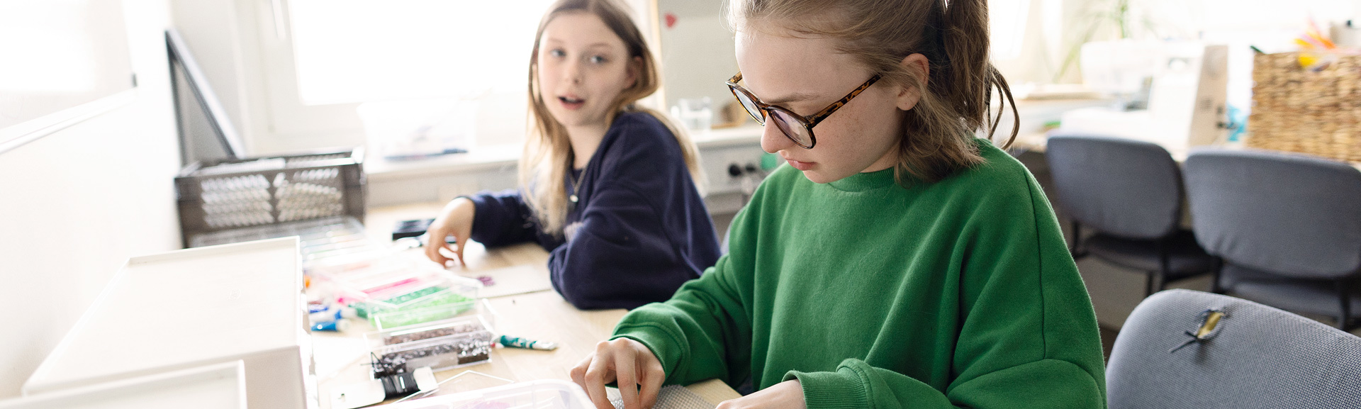 To piger der laver perleplader sammen