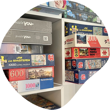 Reol med diverse spil.