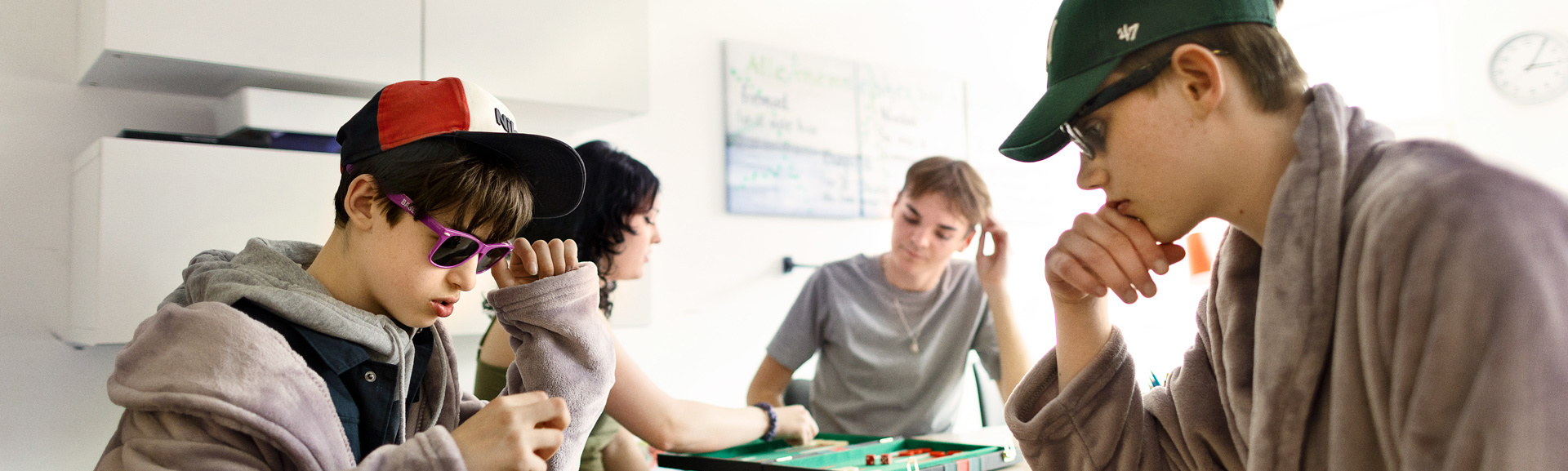 Elever spiller skak med hinanden