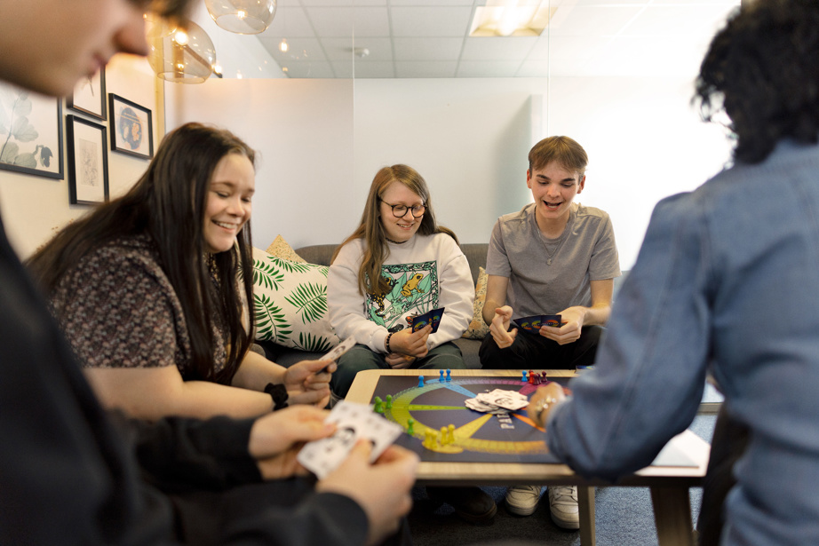 Elever spiller spil sammen og smiler