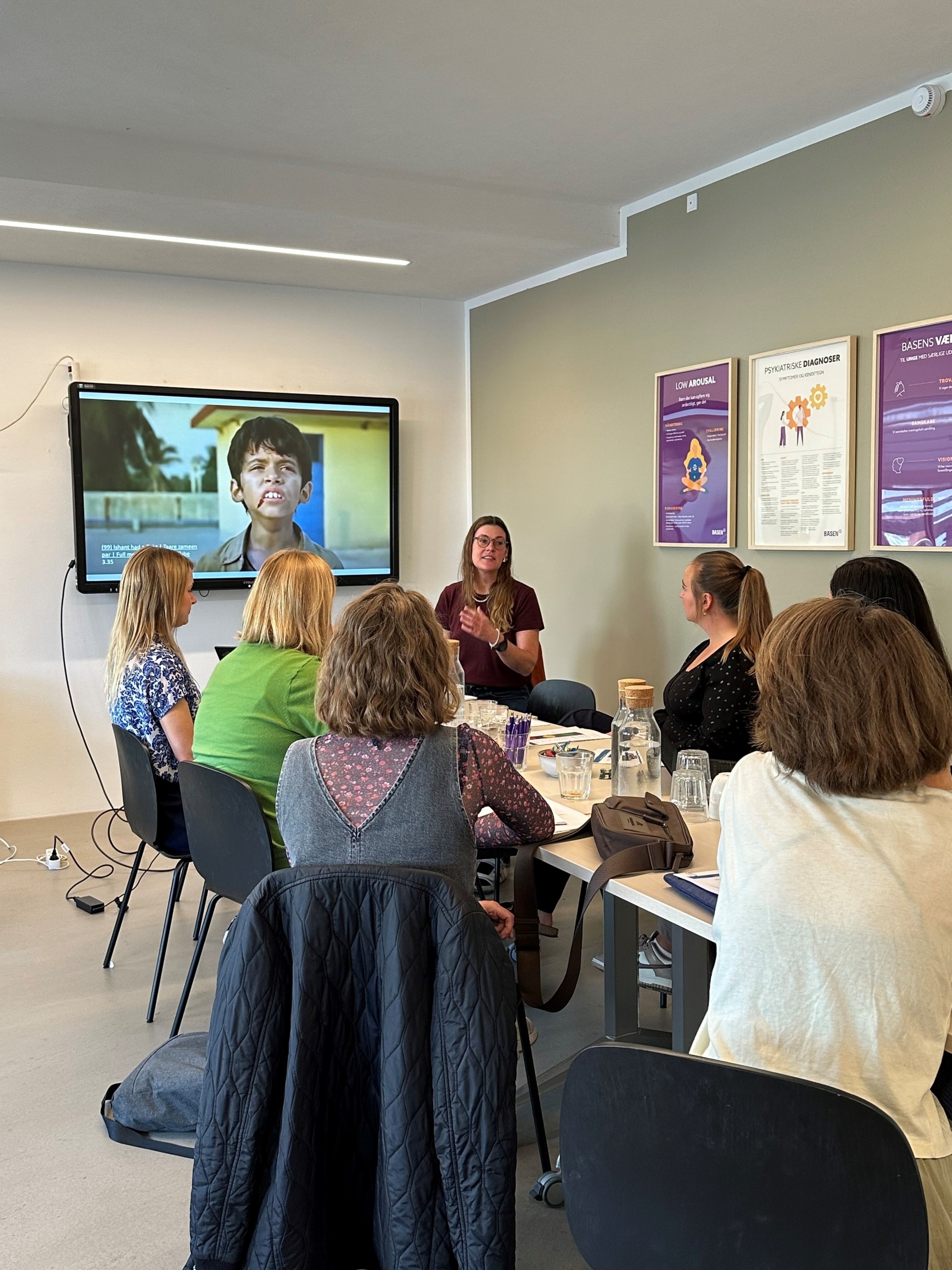 7 mennesker sidder ved bord til undervisning på kursus om mentalisering.