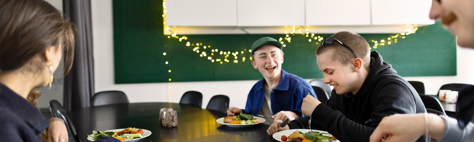 Elever der spiser mad sammen