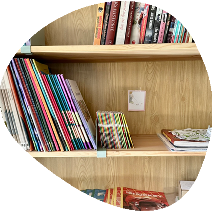 Reol med ungdomsbøger.