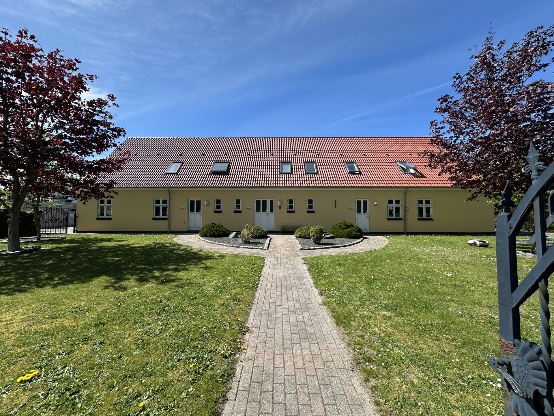 Basen Fyn Gul Bygning Set Fra Facaden