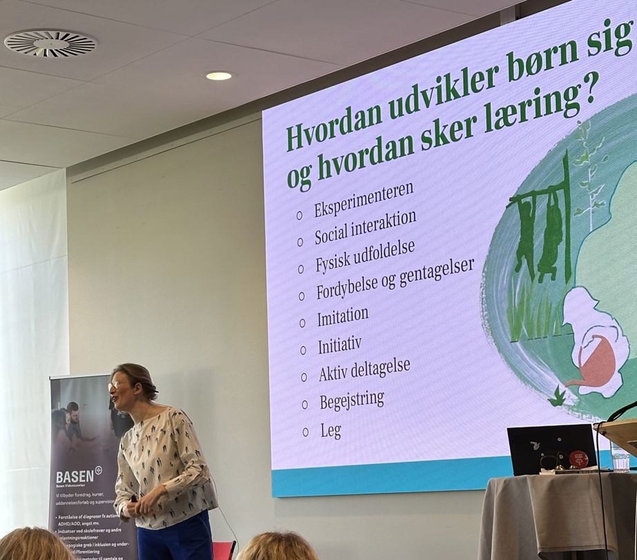 Kvinde, der præsenterer på Basen Konferencen 2025