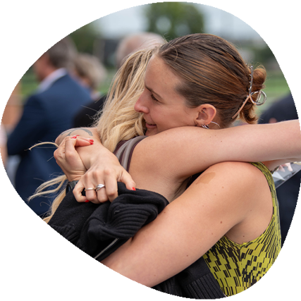 To kvinder der krammer.